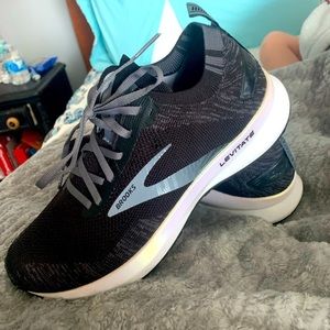 Women’s Brooks Tennis shoes size 9.5